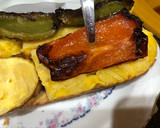 Foto del paso 8 de la receta: Bocadillo de tortilla de patatas con pimiento y cebolla