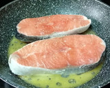 Foto del paso 2 de la receta: Salmón en salsa de Limón 🍋al queso Emmental🧀