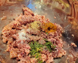 Foto del paso 3 de la receta: Hamburguesa de ternera, salchichas y tomate en polvo