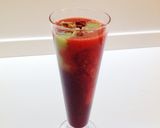 Foto del passaggio 4 della ricetta Smoothie fragole, mirtilli, kiwi, con goji e pinoli tostati