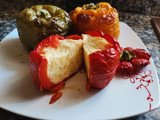 Pimientos tricolor rellenos de tortilla de patata al horno
