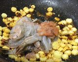 รูปขั้นตอนการทำที่ 5 ของ กุ้งผัดพริกเผาไข่เค็ม