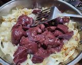 Foto del paso 2 de la receta: Hígado de vaca encebollado acompañado con arroz blanco