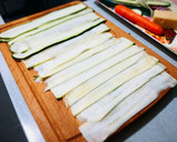 Foto del paso 1 de la receta: Canelones de calabacín gratinados rellenos de atún y verduras