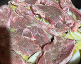 Foto del paso 3 de la receta: Cordero chuleteado al horno