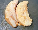 Hình bước làm 3 của món Ức gà áp chảo