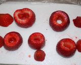 Foto del paso 2 de la receta: Papa Noel con frutillas rellenas
