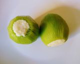 Foto del paso 4 de la receta: Kiwis rellenos con quesos, en salsa de kiwis