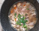 Foto langkah ke 5 dari resep Sup Ayam Jamur.