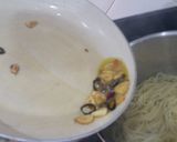 A picture of step 4 of Spaghetti with Garlic, Oil, and Chili Pepper (Spaghetti aglio, olio e peperoncino).