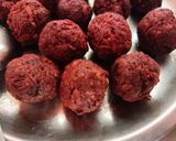 பீட்ரூட் கோலா உருண்டை (Beetroot kola urundai recipe in tamil) ரெசிபி ஸ்டேப் 3 புகைப்படம்