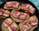 Une image de l'étape 1 de Tartines chèvre/lard.