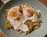 Foto del paso 3 de la receta: Huevos rotos con gulas