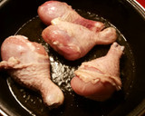 Foto del paso 6 de la receta: Muslos de pollo en salsa de tomate con patatas fritas en aceite de pollo frito