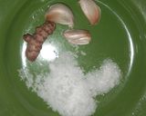 Foto langkah ke 1 dari resep Ayam goreng tepung simple.