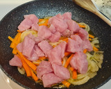Foto del paso 2 de la receta: Salteado de calabacín, zanahorias, pimientos y solomillo de pavo