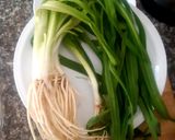 รูปขั้นตอนการทำที่ 1 ของ ไก่ผัดรากชู หอมชู/หอมซู สมุนไพรอาข่า, ไทใหญ่