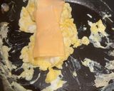 Hình bước làm 2 của món Scramble eggs with cheese
