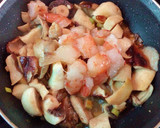 Foto del paso 5 de la receta: Patató con ajetes, setas y gambas
