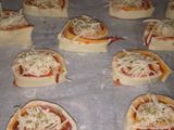 Rollitos de hojaldre con chorizo y queso gouda