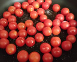 Foto del paso 6 de la receta: Gambones y mejillones al ajillo con judías verdes salteadas con cherrys