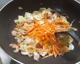 Foto langkah ke 3 dari resep Bihun Shirataki Goreng.