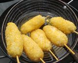 Foto langkah ke 6 dari resep Mozzarella corndog.
