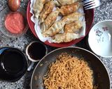 Hình bước làm 4 của món Mì xào và mandu