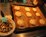 Foto del paso 2 de la receta: Ciabatas, caballas ahumadas, queso cabrero lubricado y ensalada de re-pollo