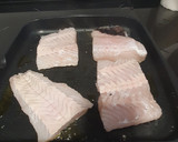 Foto del paso 2 de la receta: Merluza a la plancha con perejil y ajo