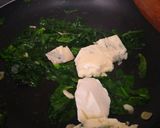 Foto del paso 4 de la receta: Pechuga rellena de espinacas y gorgonzola en cama de papas