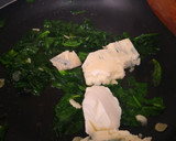 Foto del paso 4 de la receta: Pechuga rellena de espinacas y gorgonzola en cama de papas