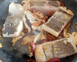 Foto del paso 4 de la receta: Lomos de merluza en salsa de lima y vino blanco