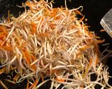 Foto langkah ke 3 dari resep Tumis tauge wortel.