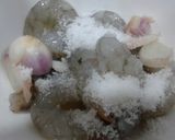 A picture of step 2 of Luffa Gourd Soup with Shrimp.