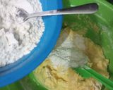 Foto langkah ke 2 dari resep Garlic Cheese Cookies.