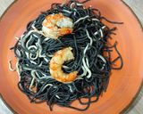 Foto del paso 4 de la receta: Espaguetis negros con gulas y gambones