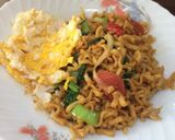 Foto langkah ke 6 dari resep Mie goreng baso sayur spesial.