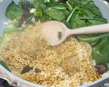 Hình bước làm 4 của món Mì Xào Nấm Cải Ngọt Chay