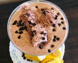 A picture of step 4 of Banana Nutella milkshake with topping choco brownie.
