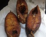 A picture of step 2 of Marinated,fried fish.