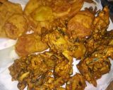 A picture of step 5 of Palak pakora and potato pakora.
