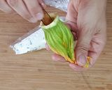 Foto del passaggio 11 della ricetta Fiori di zucca ripieni alla feta, melanzane e menta