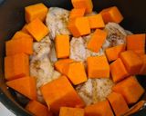 Foto del paso 3 de la receta: Contramuslos de pollo en salsa de berenjena, calabaza y curry