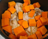 Foto del paso 3 de la receta: Contramuslos de pollo en salsa de berenjena, calabaza y curry