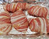 Baconbe tekert, töltött csirkemell, petrezselymes burgonyapürével recept fázis 4 fotója