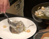 Foto del paso 5 de la receta: Merluza al horno con Gulas y Gambas