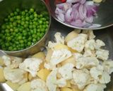 गोभी आलू मटर गाजर की सब्जी (Gobhi Aaloo matar Gajar ki sabzi recipe in hindi) रेसिपी चरण 1 फोटो