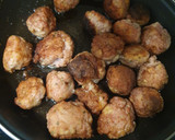 Foto del paso 1 de la receta: Albóndigas con tomate y calamar