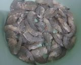 Foto langkah ke 1 dari resep Udang Tumis Mentega.